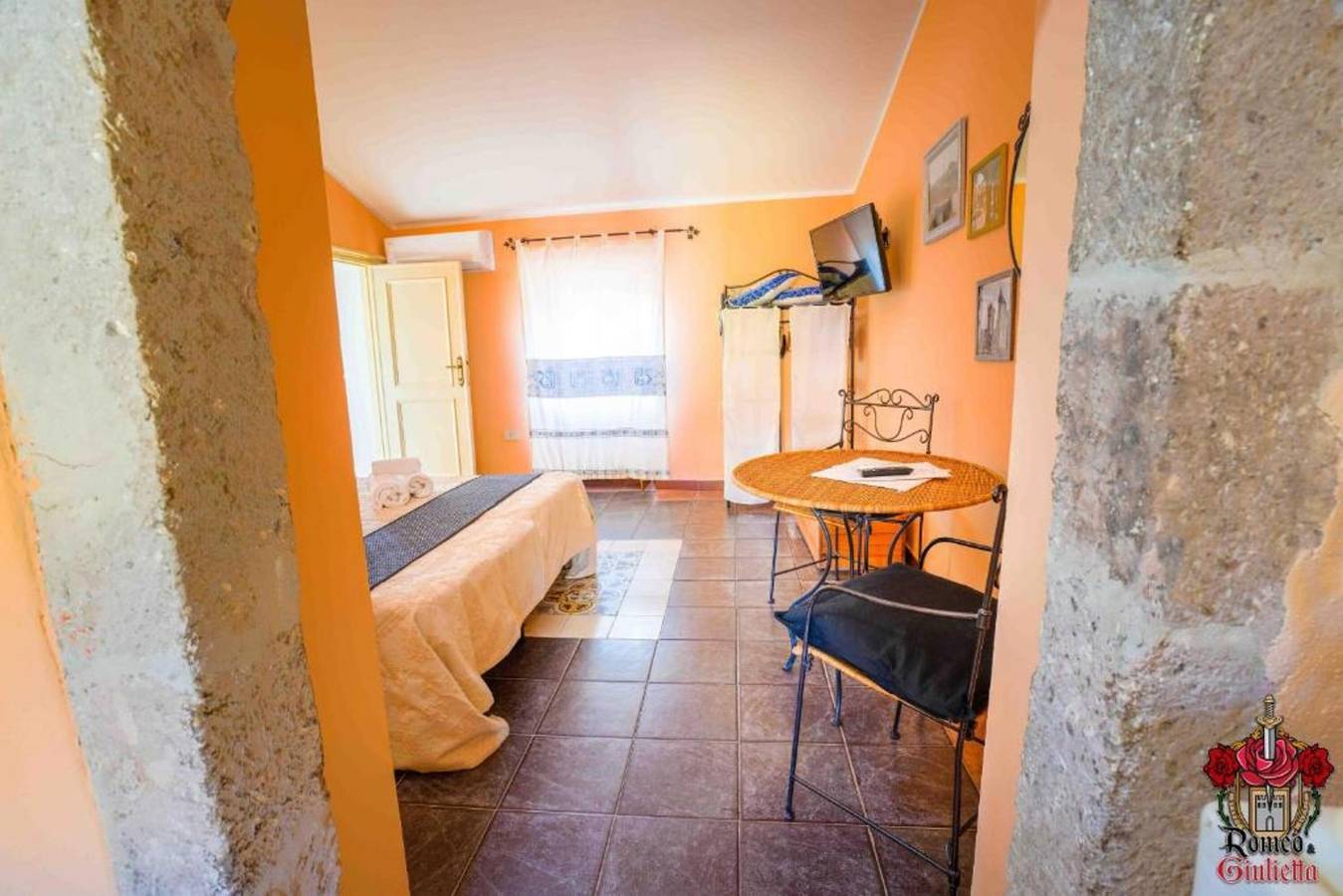 Romeo & Giulietta Rooms: Double Room in Historic Bosa in Bosa, Planargia