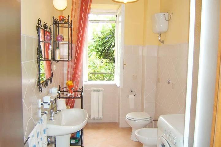 Ganze Wohnung, First Floor Apartment in einer Villa mit Garten, Parkplatz und Wlan in Ercolano, Nationalpark Vesuv