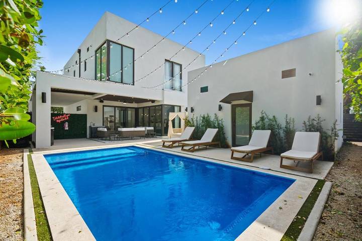 Villa pour 16 personnes, avec piscine ainsi que terrasse et vue, animaux acceptés à Miami - 3