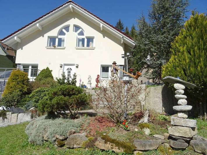 Ferienwohnung für 2 Personen, mit Balkon und Terrasse sowie Garten und Ausblick in Ilmenau