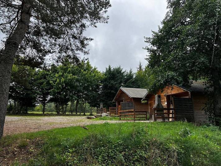 Camping pour 4 personnes, avec Terrasse et Jardin à Montgreleix