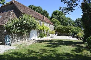 Gîte pour 2 personnes, avec terrasse ainsi que jardin et piscine à Mayrinhac-Lentour