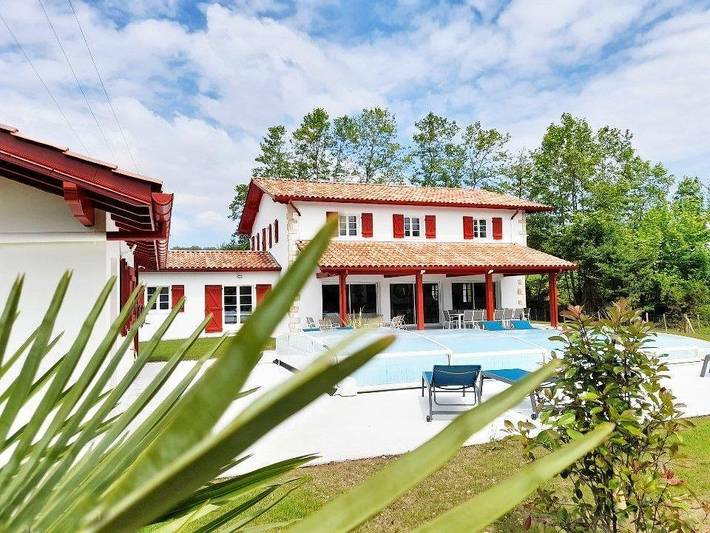 Location de vacances pour 14 personnes, avec terrasse ainsi que jardin et piscine au Pays basque