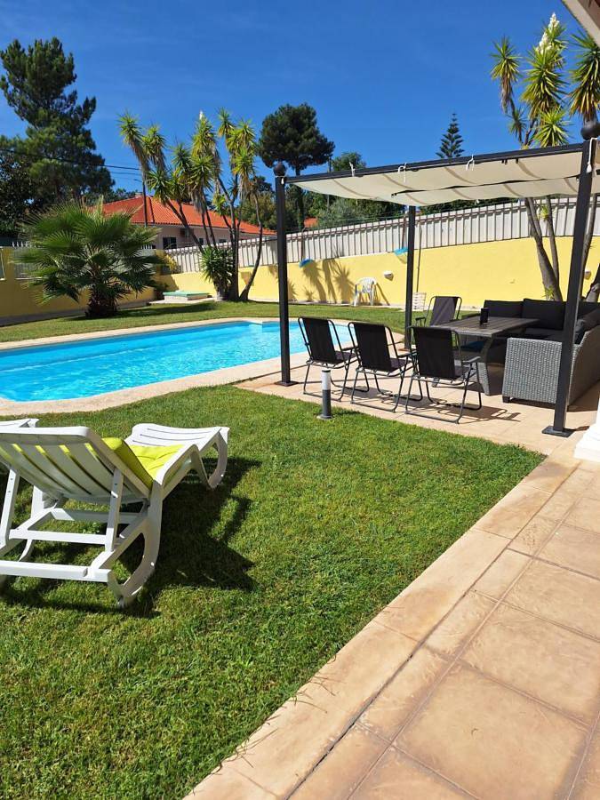 Seven-Bedroom House in Aroeira, Corroios