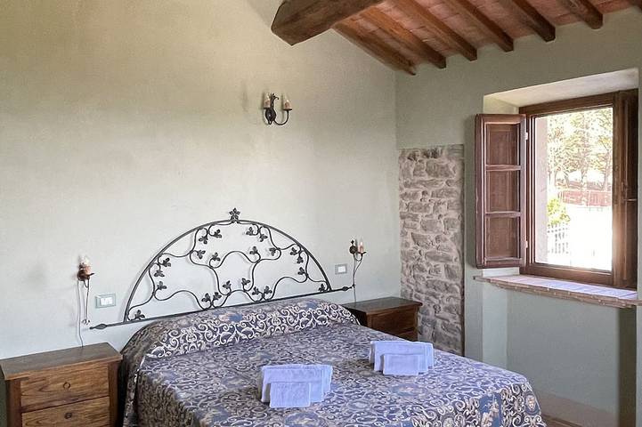 Villa offering a magnificent view of Lake Trasimeno and featuring a large panoramic pool in Lisciano Niccone, Valtiberina