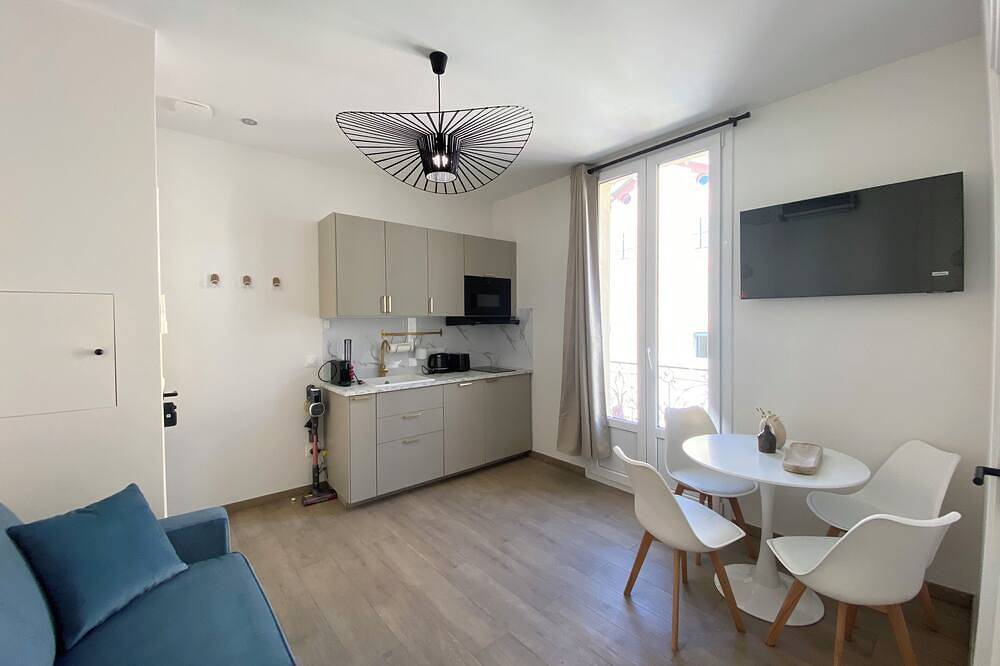 Entire apartment, 🏁 Modern Flat – A/C, High-Speed Wi-Fi – 15 min walk from Monaco Gp Circuit in Cap-d'Ail, Nice region