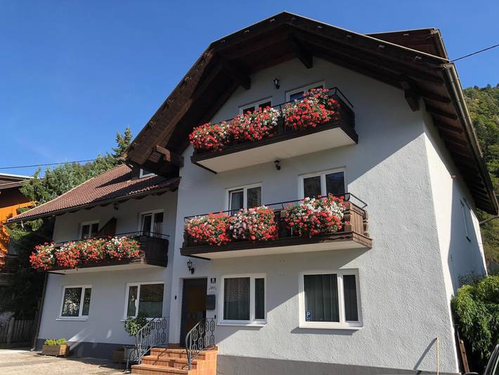 Hütte für 2 Personen, mit Balkon und Garten sowie Ausblick, kinderfreundlich am Millstätter See