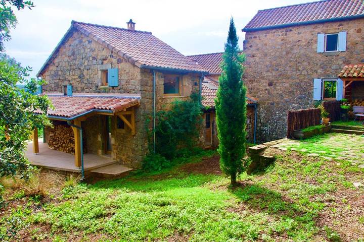 Location de vacances pour 8 personnes, avec jardin ainsi que vue et piscine à Les Salelles - 4