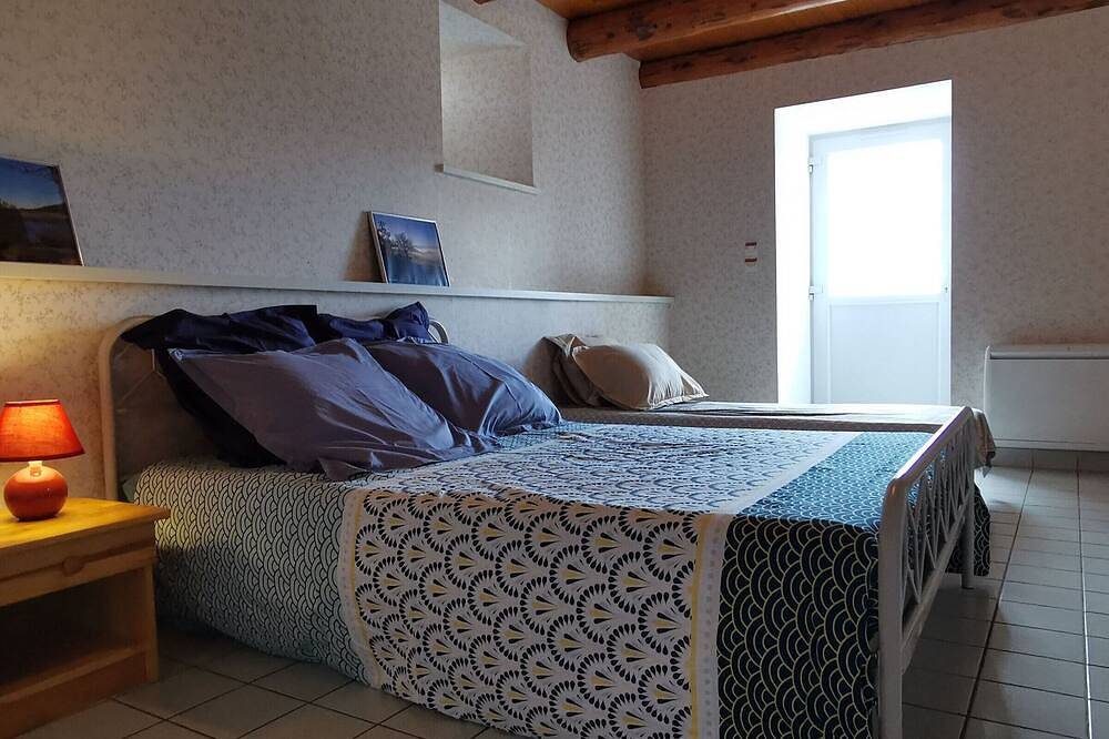 Gîte familial avec cour, ping-pong, proche Lyon et Clermont-Ferrand in Mézères, Haute-Loire