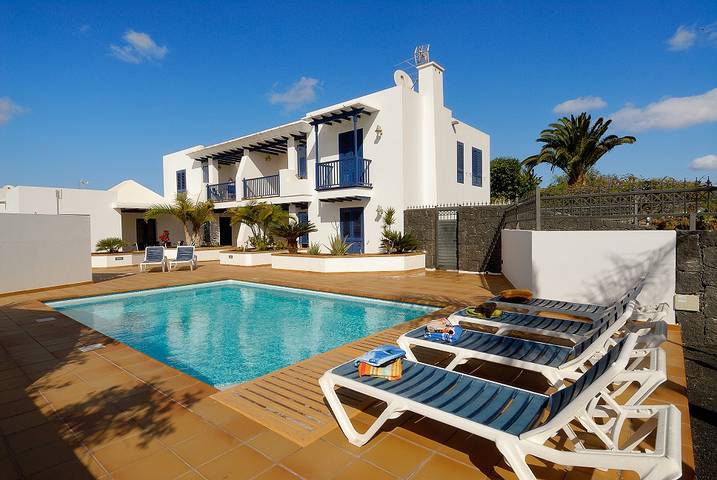 Holiday apartment for 4 people, with pool and garden as well as terrace in Playa Blanca