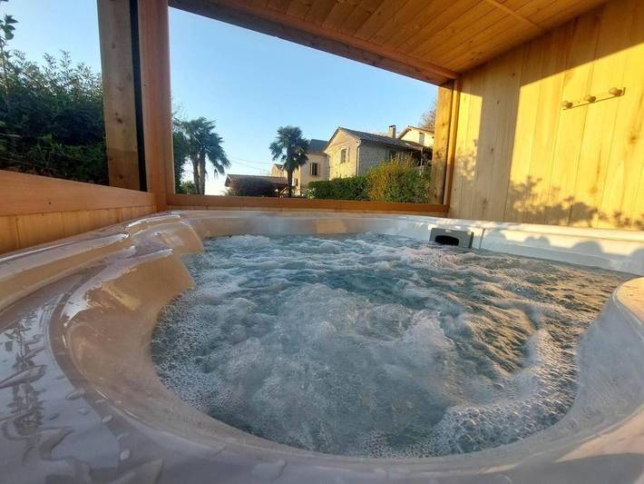 Gîte pour 3 personnes, avec vue ainsi que piscine et jardin, animaux acceptés à Espinas