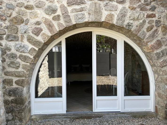 Location de vacances pour 2 personnes, avec terrasse et jacuzzi ainsi que jardin et piscine à Aubenas - 3