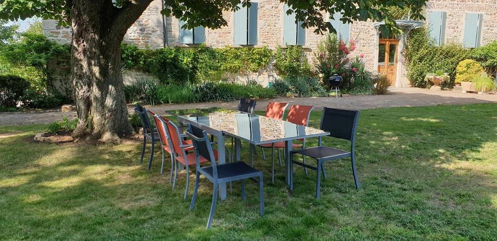 Location de vacances pour 10 personnes, avec jardin ainsi que piscine et vue à Blacé - 2