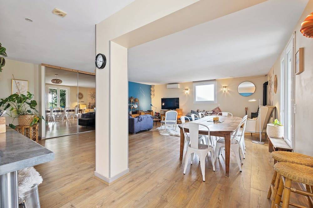 Large family villa with shaded terraces, garden and swimming pool in Lédenon, Region de Nimes