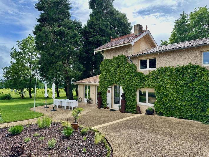 Location de vacances pour 2 personnes, avec terrasse et piscine ainsi que vue et jardin à Camiran