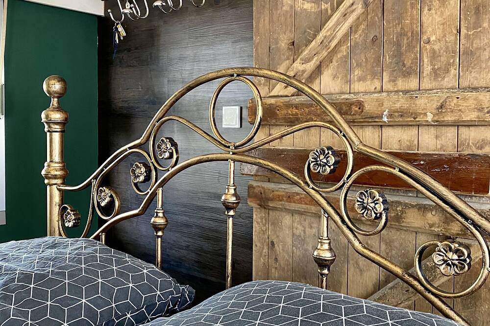 Gleis 1, Eisenbahn Waggon mit Whirlpool und Ofen. in Dahlem, Rureifel (Nordrhein-westfalen)