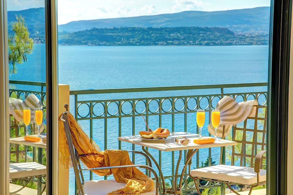 Entire apartment, *New For 2016 * A luxurious, romantic getaway just for the 2 of you ! in Lassi, Argostoli