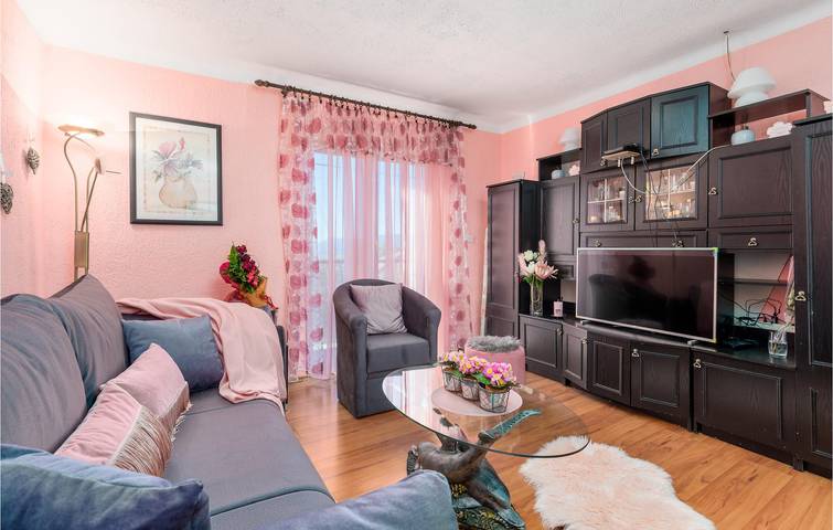 Ganze Ferienwohnung, Modernes Apartment mit 2 Schlafzimmern: 1 km vom Strand von Kantrida entfernt, mit Terrasse und Parkplatz in Rijeka, Primorje-Gorski Kotar