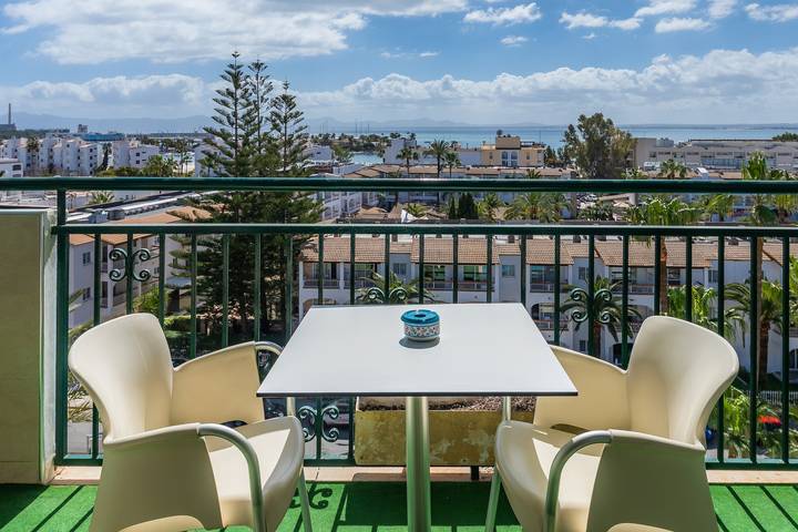 Apartamento inteiro, Apartamento 'Vista Mar' com Vista Mar, Wi-Fi e Ar Condicionado in Port d'Alcúdia, Alcúdia
