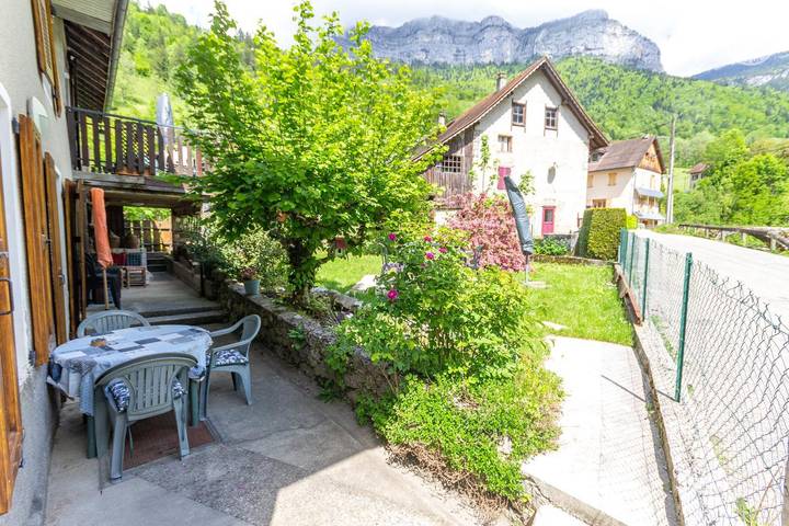Gîte pour 6 personnes, avec jardin et terrasse, animaux acceptés dans Cirque de Saint Même