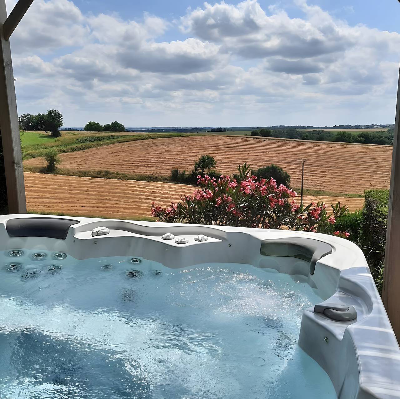 Holiday Home 'Maison Campagne Avec Piscine Et Spa' with Private Pool, Wi-Fi and Air Conditioning in La Salvetat-Belmontet, Tarn-et-Garonne
