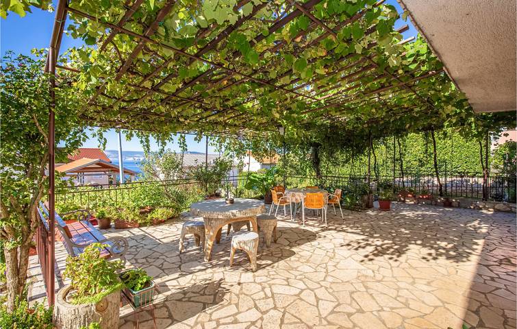 Ganze Ferienwohnung, Ferienwohnung mit Meerblick, Terrasse, WLAN und Parkplatz in der Nähe von Novi Vinodolski in Novi Vinodolski, Primorje-Gorski Kotar