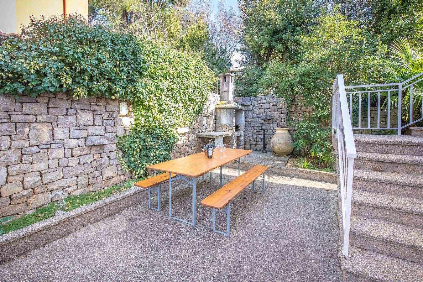 Ganze Wohnung, 1-Zimmer-Ferienwohnung mit Terrasse Njivice, Krk A-21868-a in Njivice, Krk