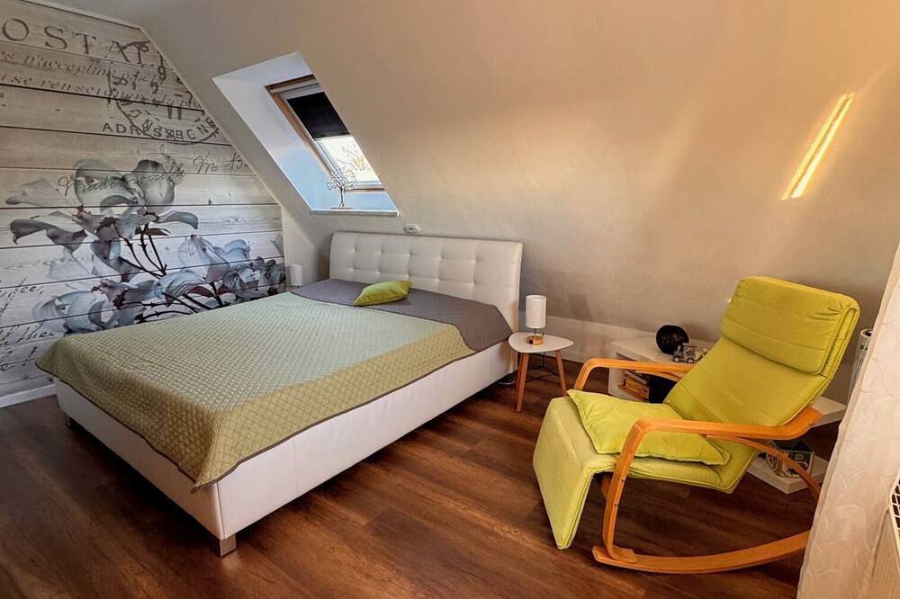 Entire apartment, 85 m² apartment, 3 rooms, kitchen, shower, 15 m² south-west facing balcony in Leipzig-Southeast, Leipzig