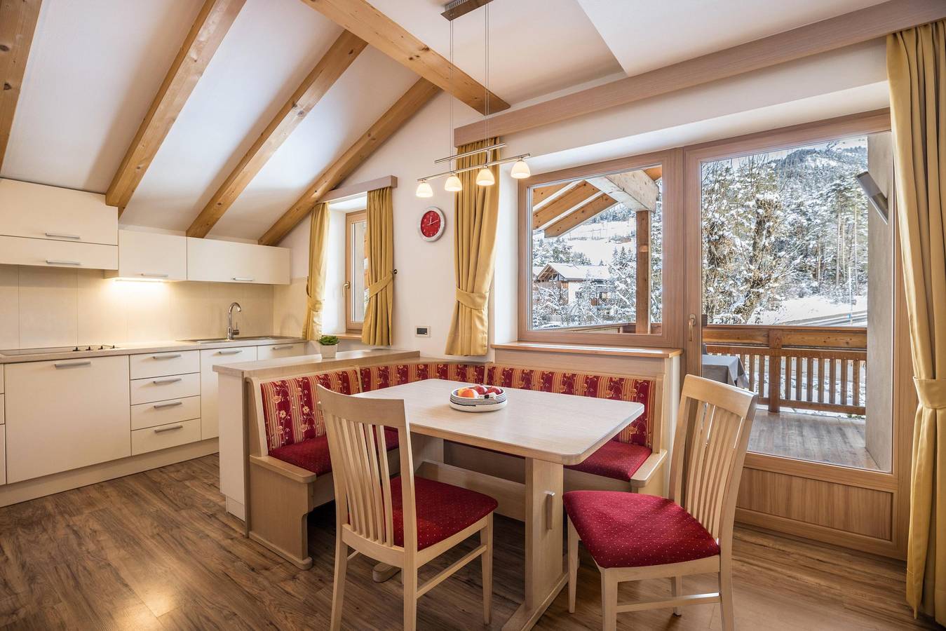 Entire apartment, Runcac - Apartment Rit with Mountain View, Wi-Fi & Balcony in San Vigilio di Marebbe, Mareo