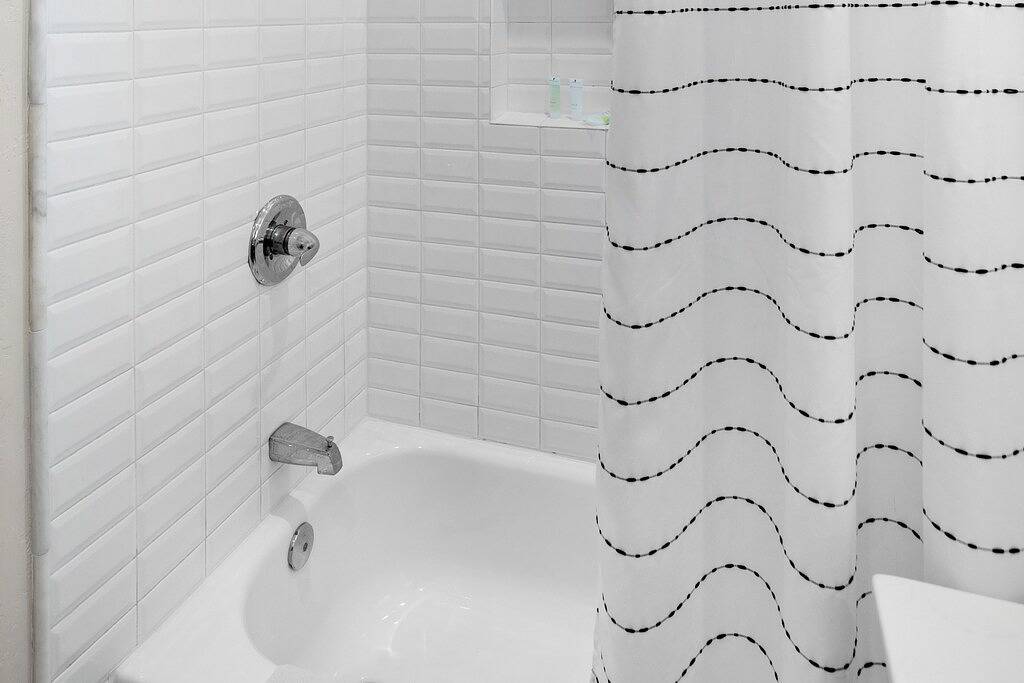 The Avenue: Charming hideaway with private deck & peeks of ocean, near downtown in Ventura, Ventura County