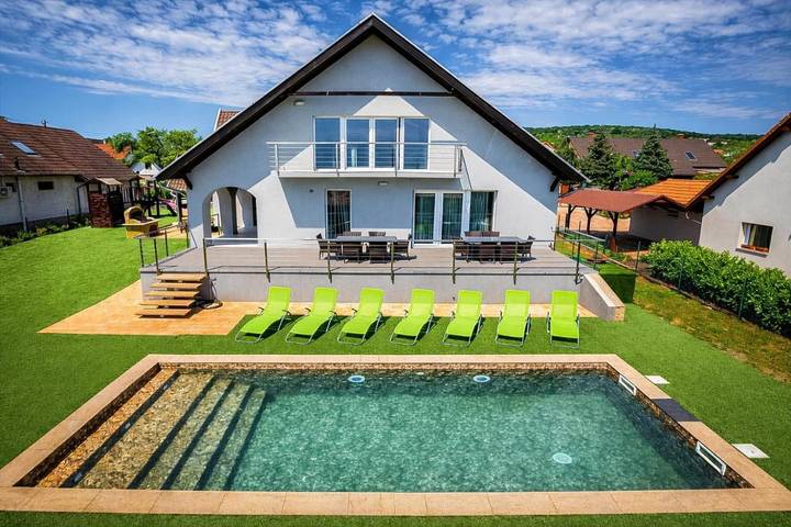 Ferienwohnung für 14 Personen, mit Garten und Pool sowie Whirlpool in Balatonalmadi