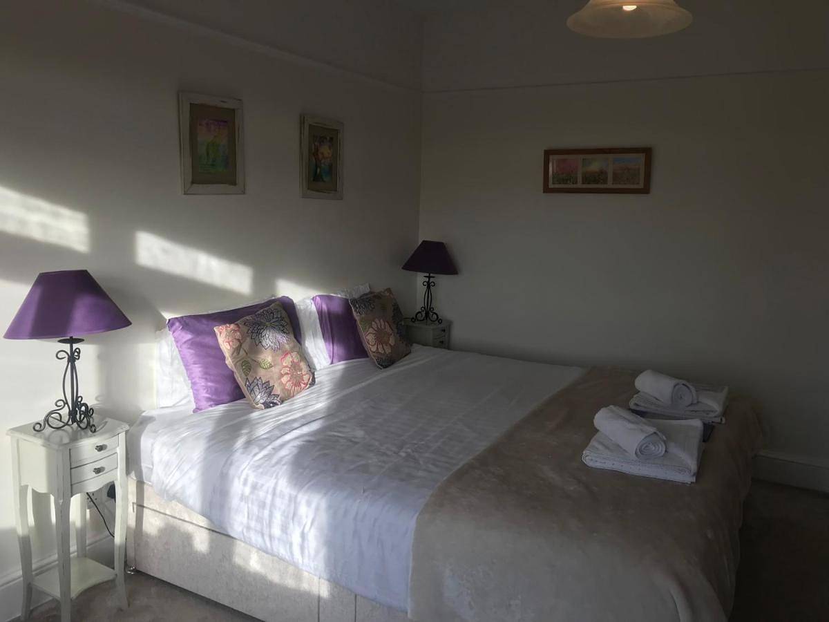 Rie's Retreat - The Amethyst Room in Glastonbury, Somerset