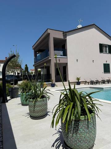 Villa für 5 Personen, mit Terrasse und Pool sowie Garten und Whirlpool in Medulin
