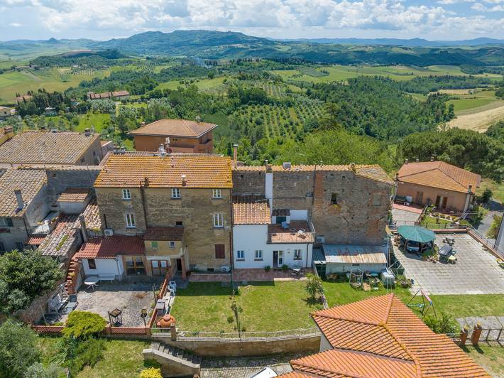Geheel appartement, Appartement 'Appartamento Sole' met gedeelde tuin, wifi en airconditioning in Volterra, Provincie Pisa