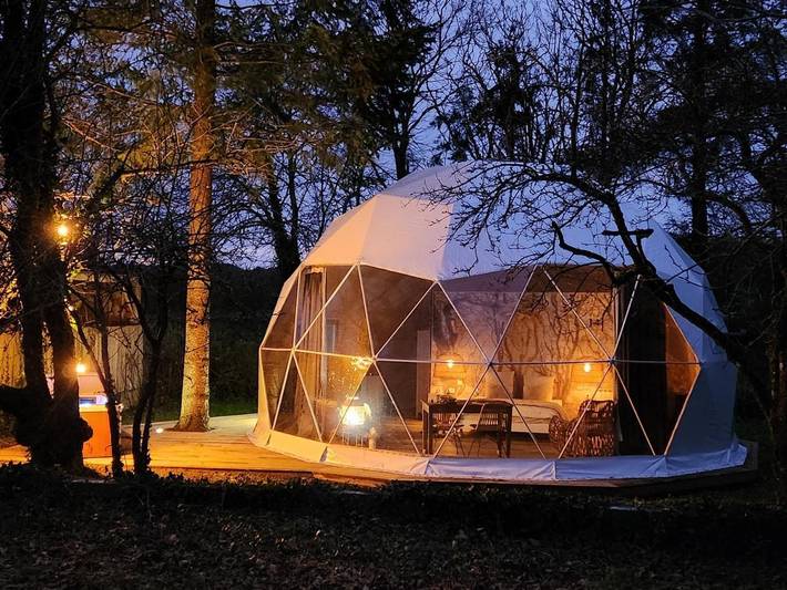 Gîte pour 2 personnes, avec Jacuzzi et Terrasse ainsi que Jardin et Vue