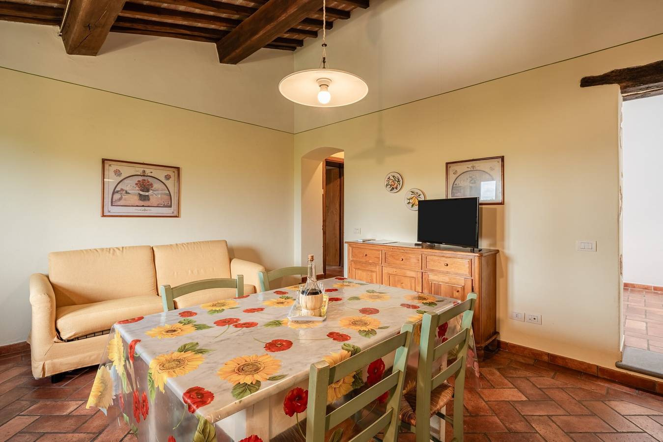 Entire apartment, Apartment 'Il Granaio' with Shared Pool, Wi-Fi and Air Conditioning in Fucecchio, Florence Province