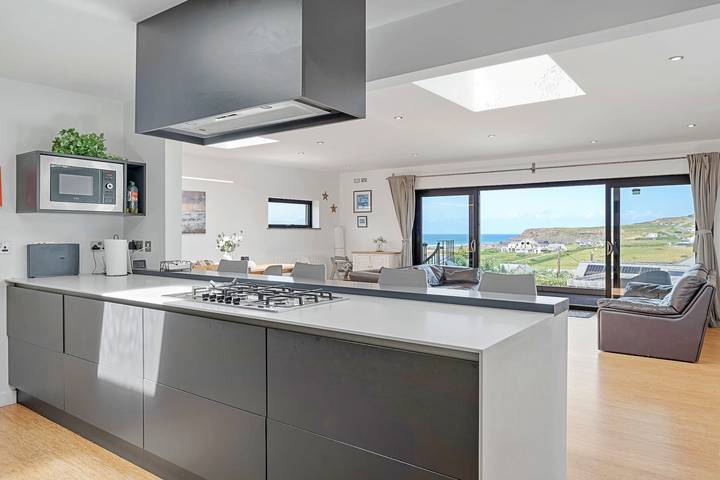Holiday rental for 13 people, with garden and balcony, child-friendly in Widemouth Bay