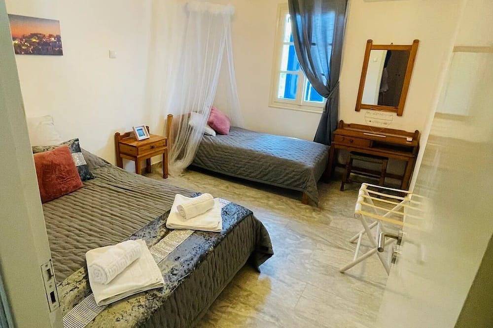 Ganze Wohnung, No:3 Self Catering family apartment short walk to Agathopes, Komito and Fetouri in Poseidonia, Syros