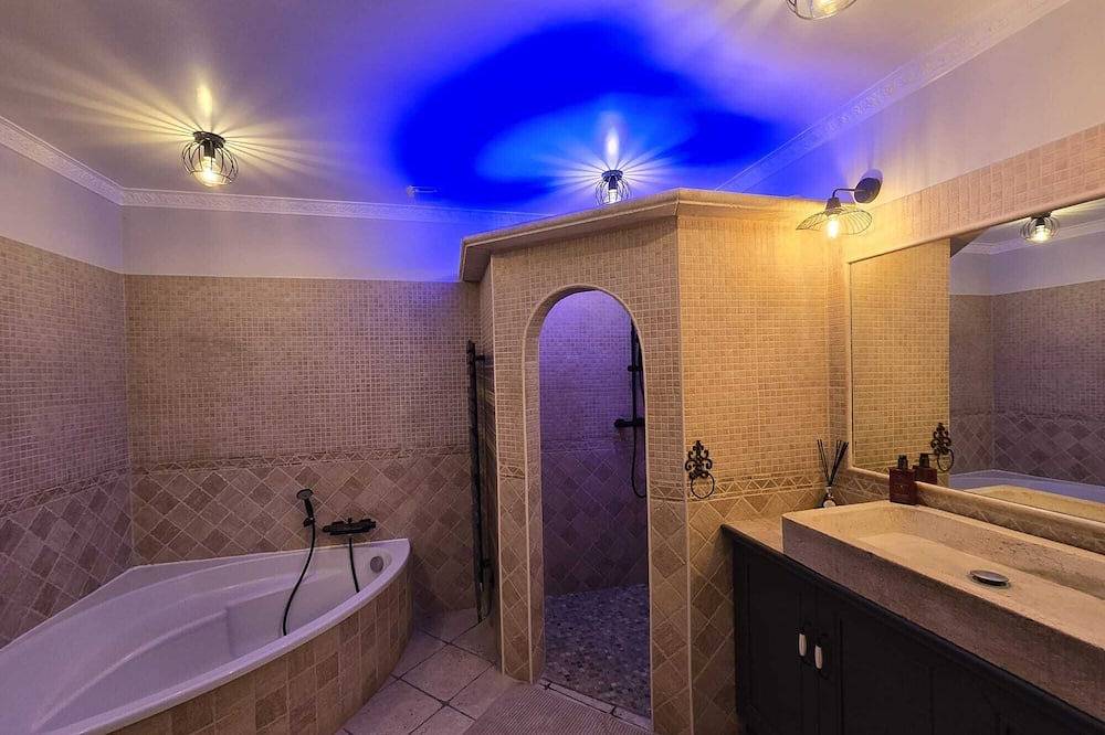 Charming cosy villa with swimming pool located between Aix en Provence and Marseille in Saint-Victoret, Istres region