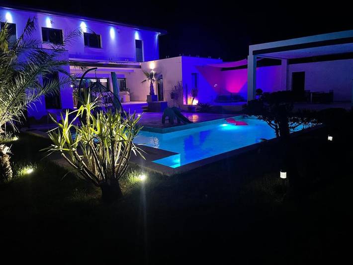 Gîte pour 4 personnes, avec vue ainsi que piscine et jardin à Vénéjan