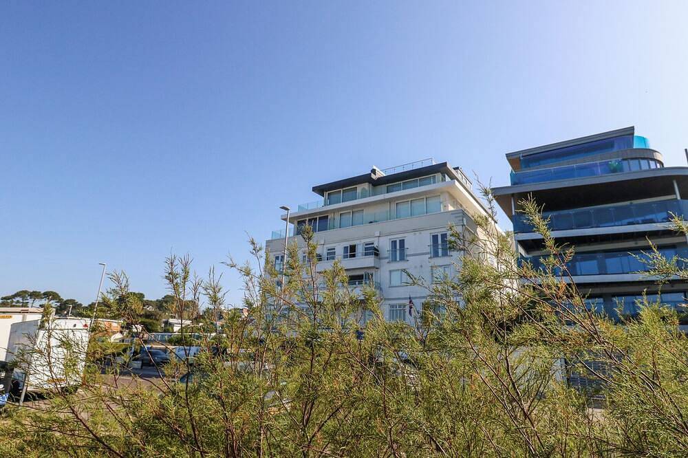 Flat 7 Sand Acres, family friendly in Canford Cliffs in Sandbanks, Poole