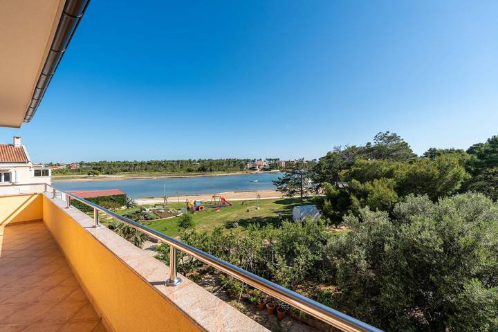 Ganze Wohnung, 2-Zimmer-Ferienwohnung am Strand Privlaka, Zadar A-666-b in Privlaka, Zadar