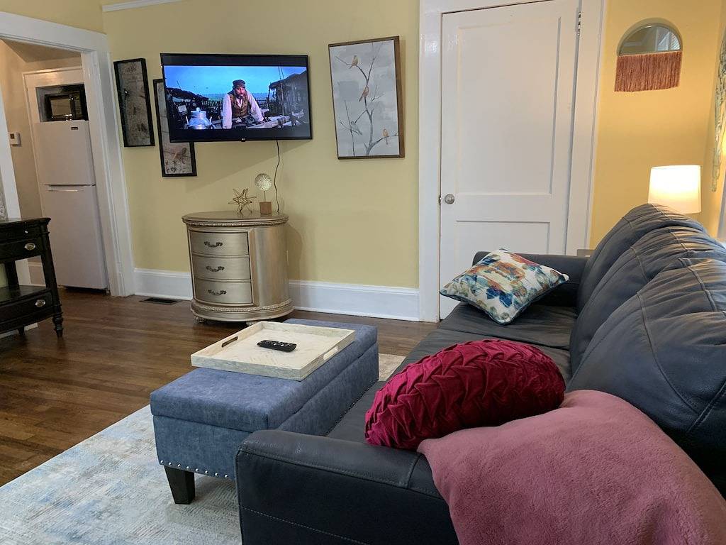 Ganze Wohnung, 2 Person Hot Tub on Private Deck, 2 mi to Dt Hendersonville/Flat Rock, King Bed in Hendersonville, Henderson County (NC)