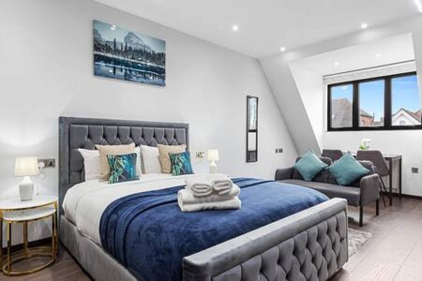 Entire apartment, Stylish King Size Bed Studio near Central London in London, South East England