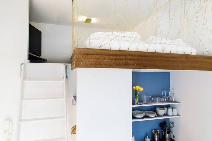 Appartamento intero, Bright, quiet apartment in the city with a sleeping loft and a small private courtyard in Colonia, Renania