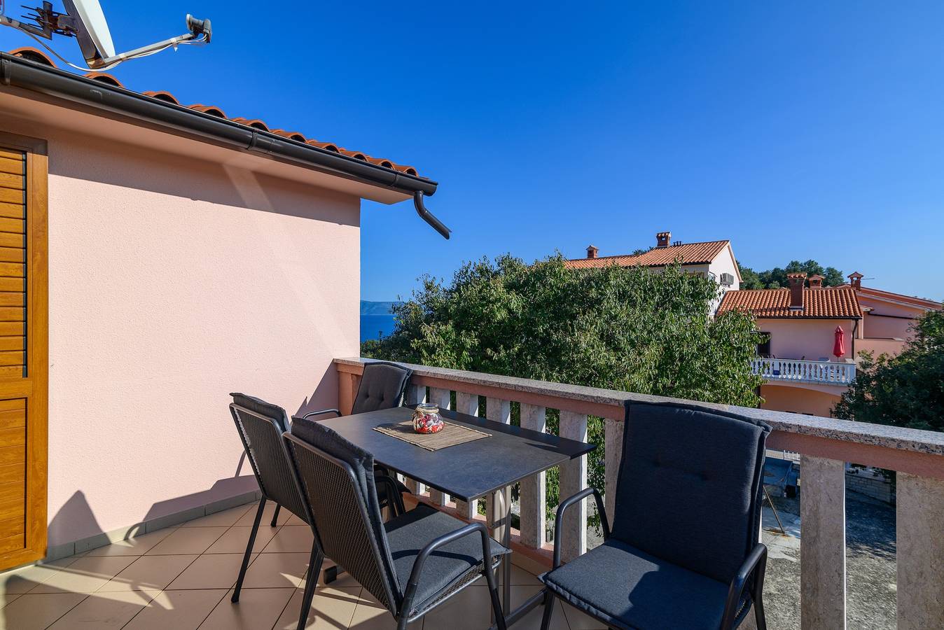 Ganze Wohnung, 1-Zimmer-Ferienwohnung mit Terrasse und Meerblick Duga Luka (Prtlog), Labin A-2335-d in Duga Luka, Ostküste Istrien
