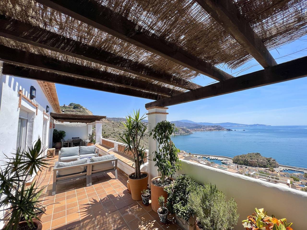 Vacation Home "Ático Vista del Mar" with Sea View, Pool, Wi-Fi, A/C & Terrace in La Herradura, Almuñecar