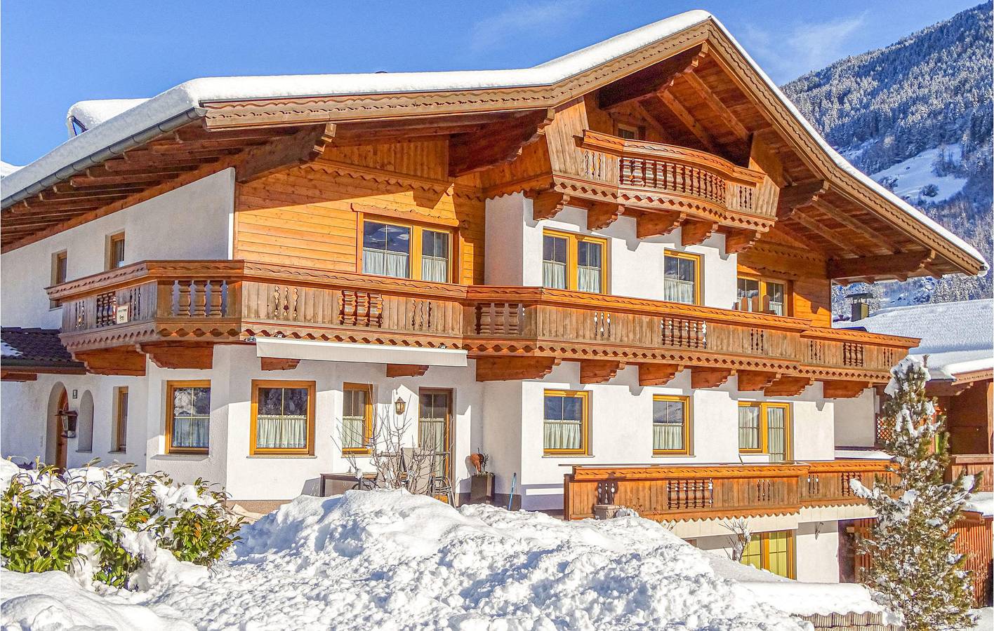 Geheel vakantieappartement, Appartement met uitzicht op Aschau, parkeerplaats en terras in Tux Alps, Aschau im Zillertal
