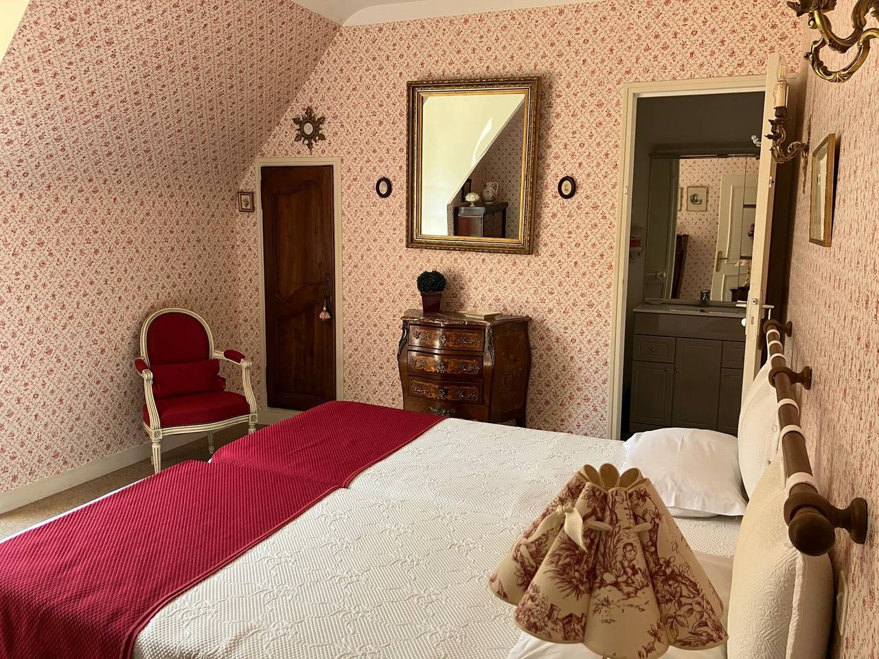 Chambre d’hôtes « La Suite Rose et Vieille Or » avec jardin partagé et Wi-Fi in Paramé, Saint-Malo