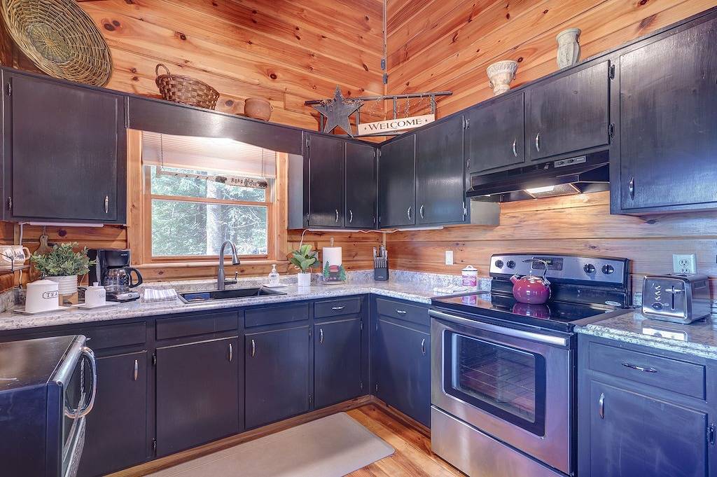 Great Mountain Views, Family Friendly, Hot tub, 5 miles to Downtown Blue Ridge in Cherry Log, Chattahoochee National Forest